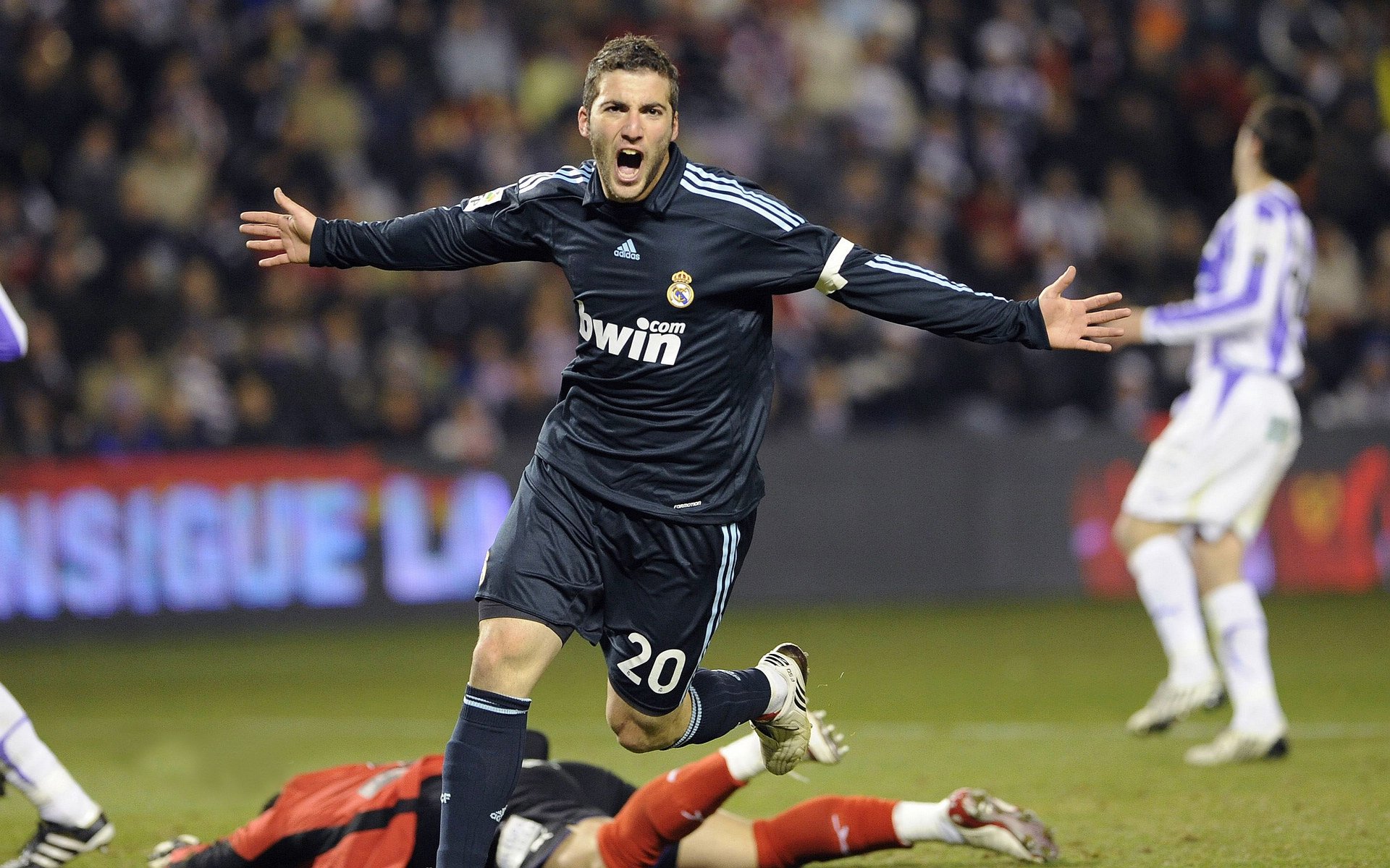 赛道上的逆袭,阿斯顿马丁鏖战威廉姆斯,塞恩斯带队取胜