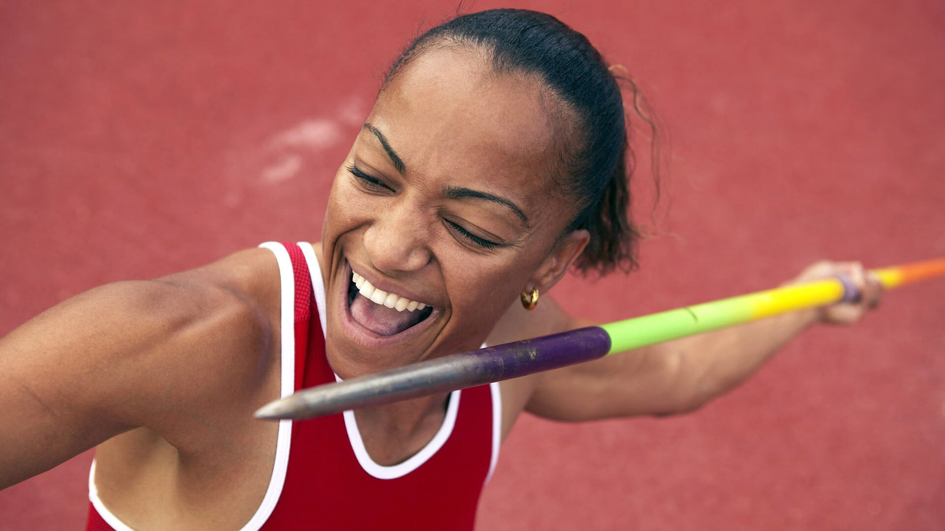 赛道上的毫秒之争，红牛惊险卫冕，塞恩斯刷新历史纪录